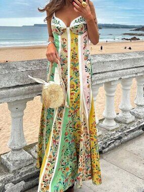 Colorful Elegant Women's Maxi Dress With A Printed Pleated Skirt